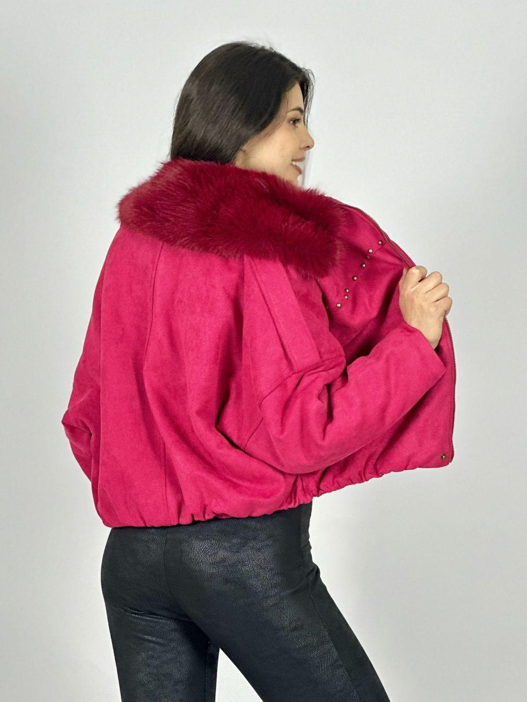 Chaqueta Corta Gamuza Tachas y Cuello Peludo