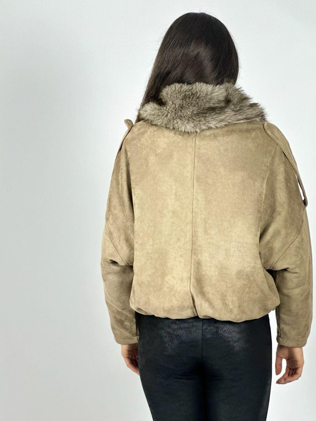 Chaqueta Corta Gamuza Tachas y Cuello Peludo