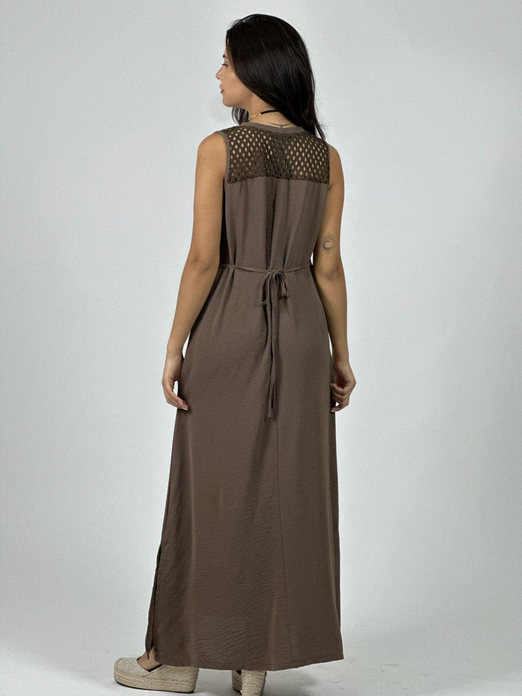 Vestido Crepé Hombros Tejidos y Flor