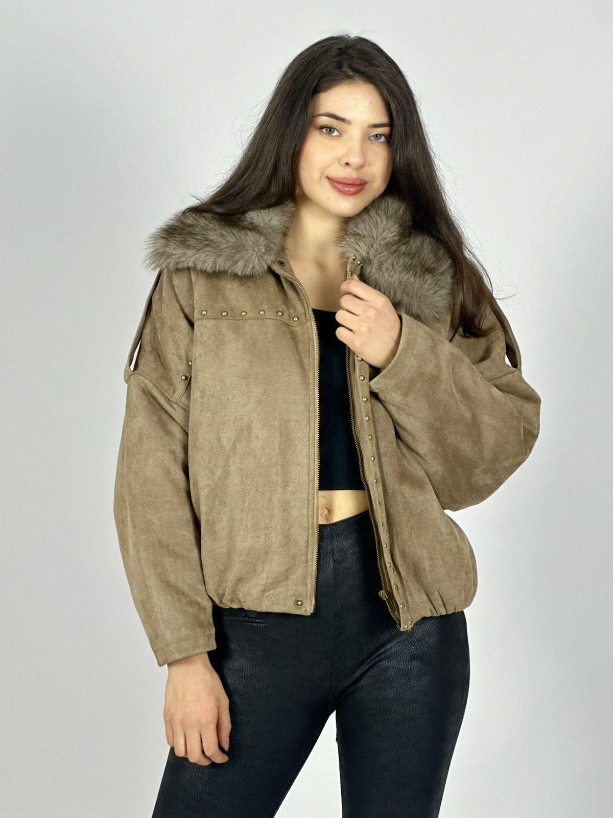 Chaqueta Corta Gamuza Tachas y Cuello Peludo