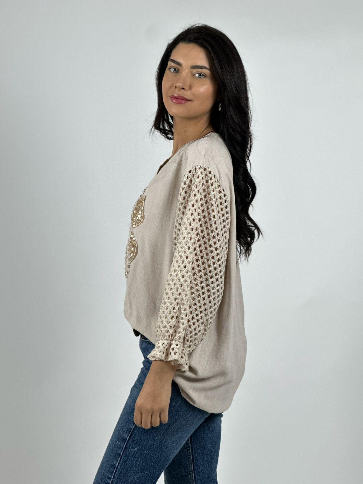 Polera Mangas Tejidas y Flor con Brillos