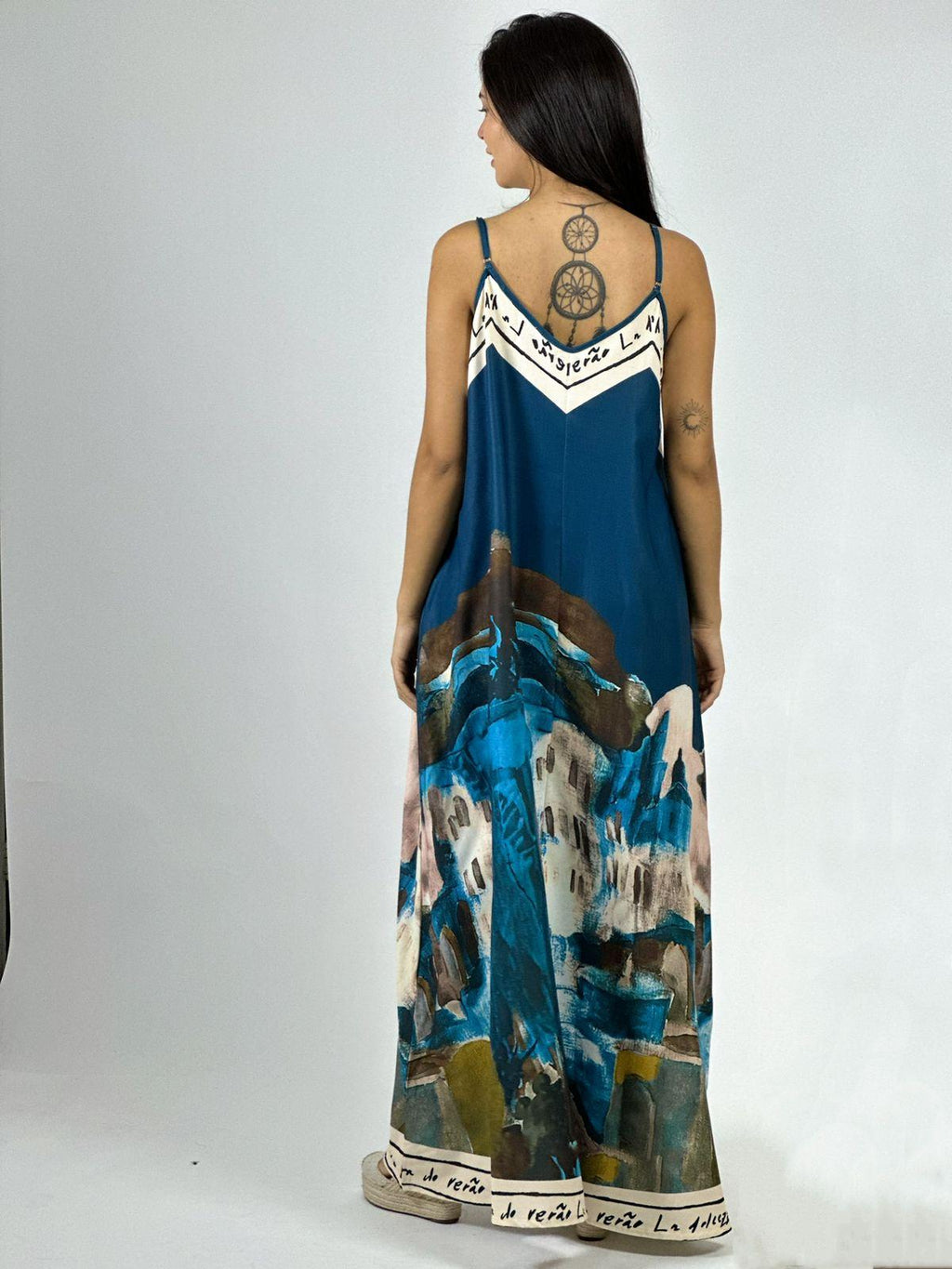 Vestido Flor Abstracta Bordes con Letras