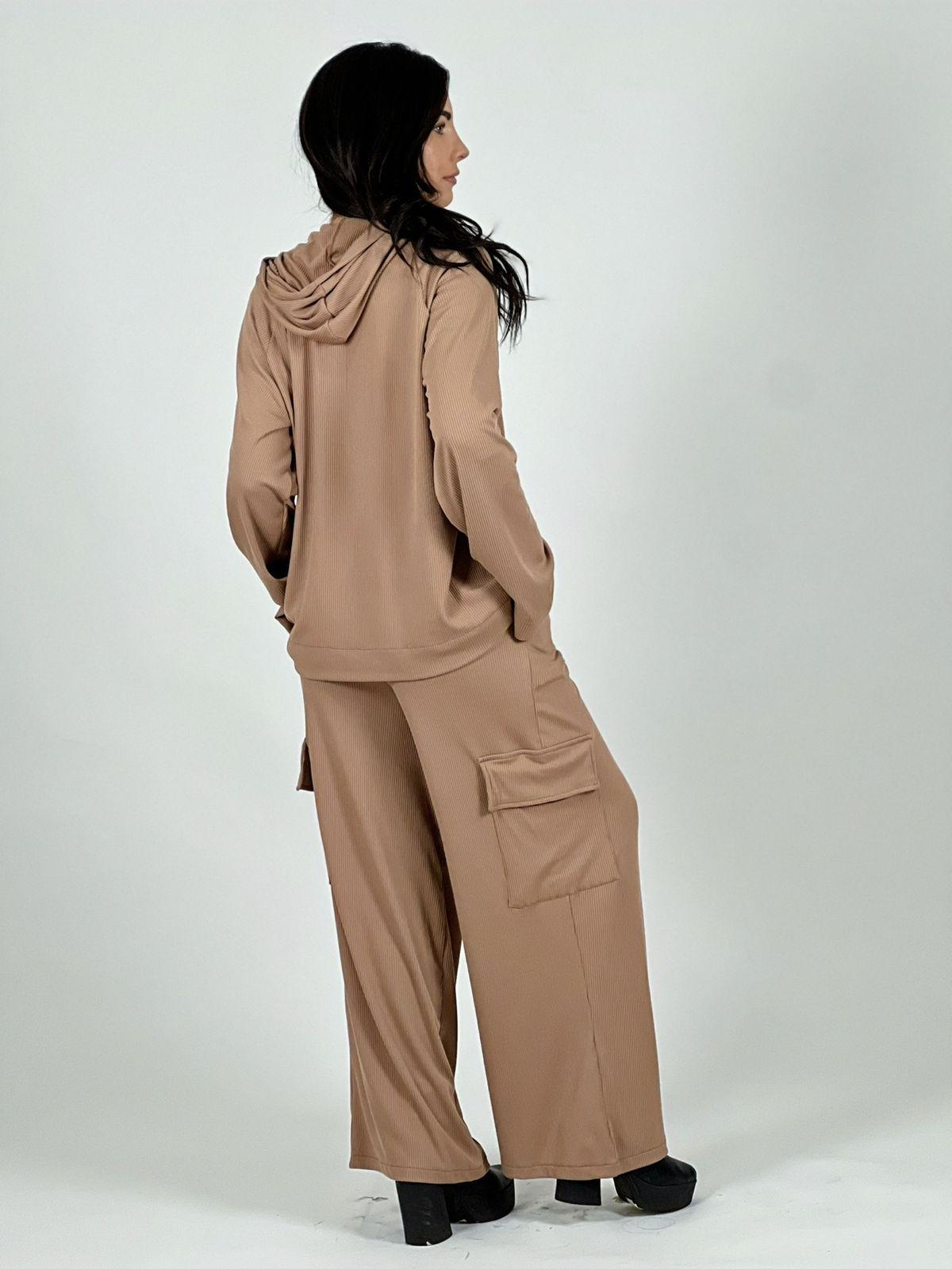 Conjunto Delgado Pantalón y Polerón