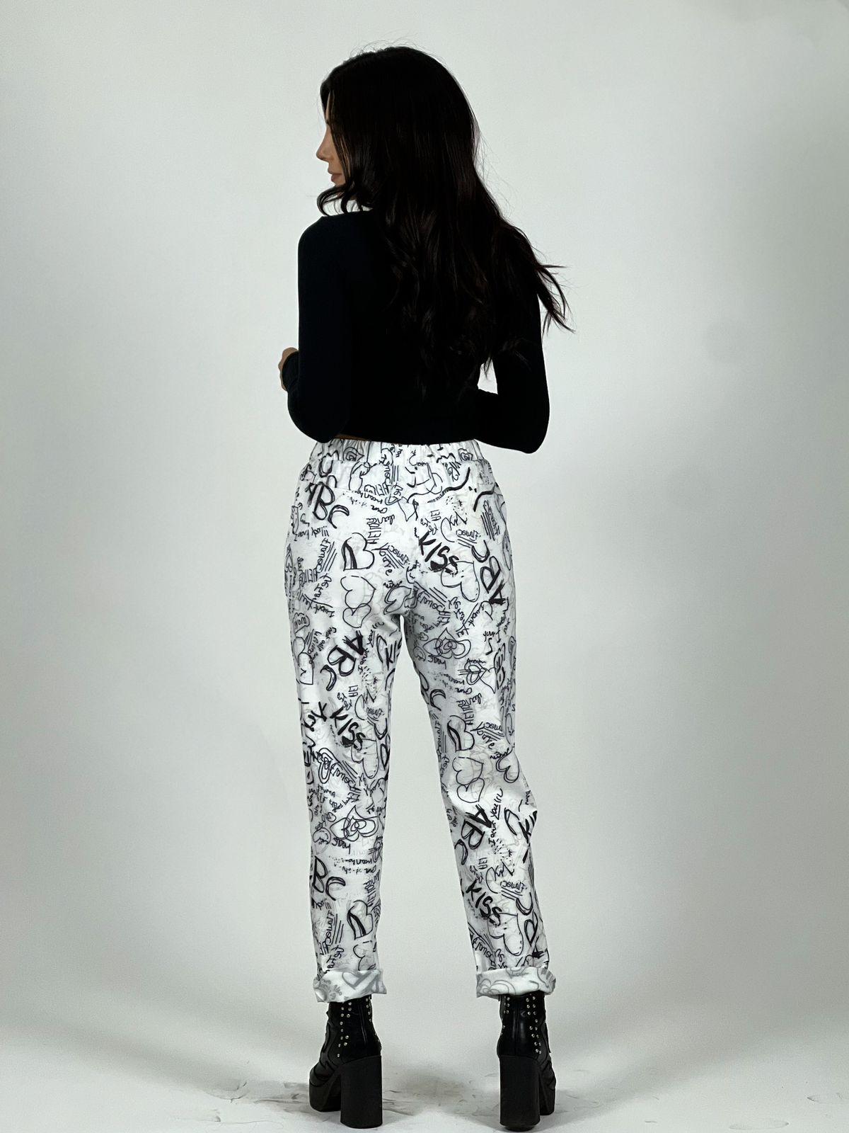 Jogger Estampado Letras y Corazones