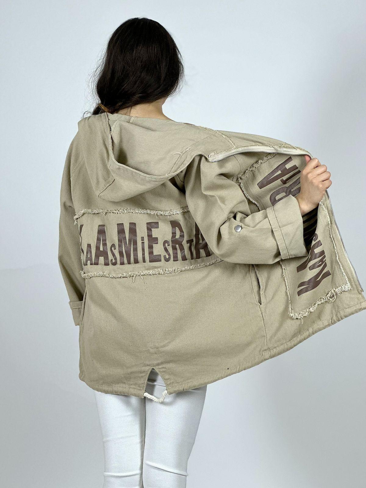 Chaqueta Mezclilla con Cierre Letras Verticales