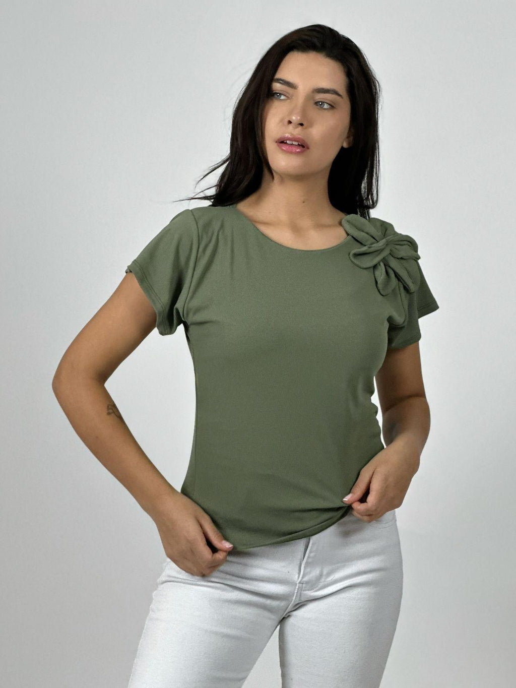 Polera Casual Flor Hombro Izquierdo