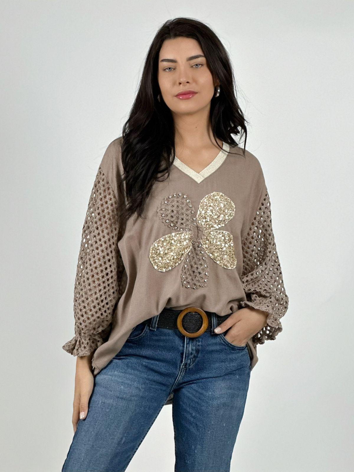 Polera Mangas Tejidas y Flor con Brillos