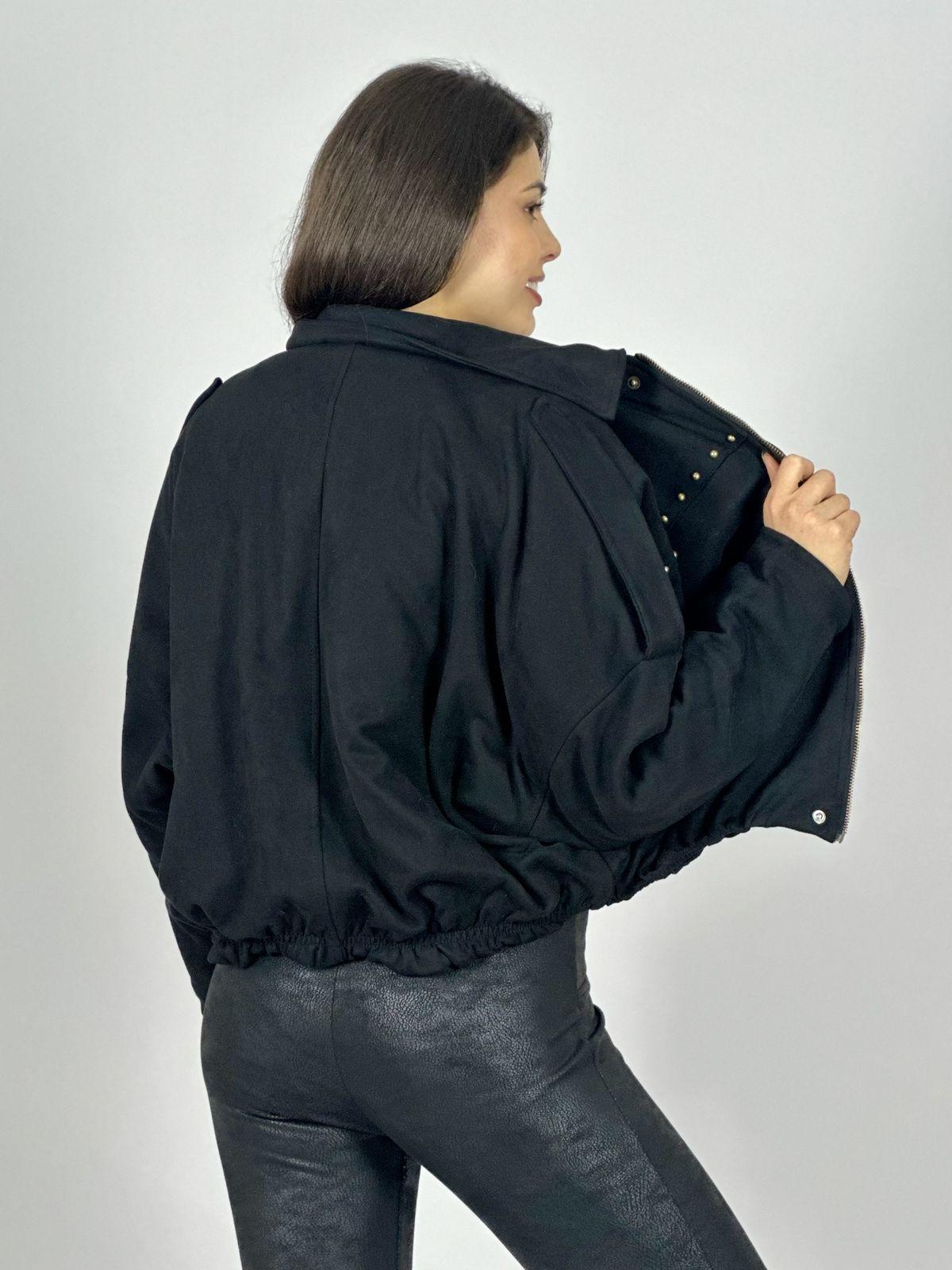 Chaqueta Corta Gamuza Tachas y Cuello Peludo
