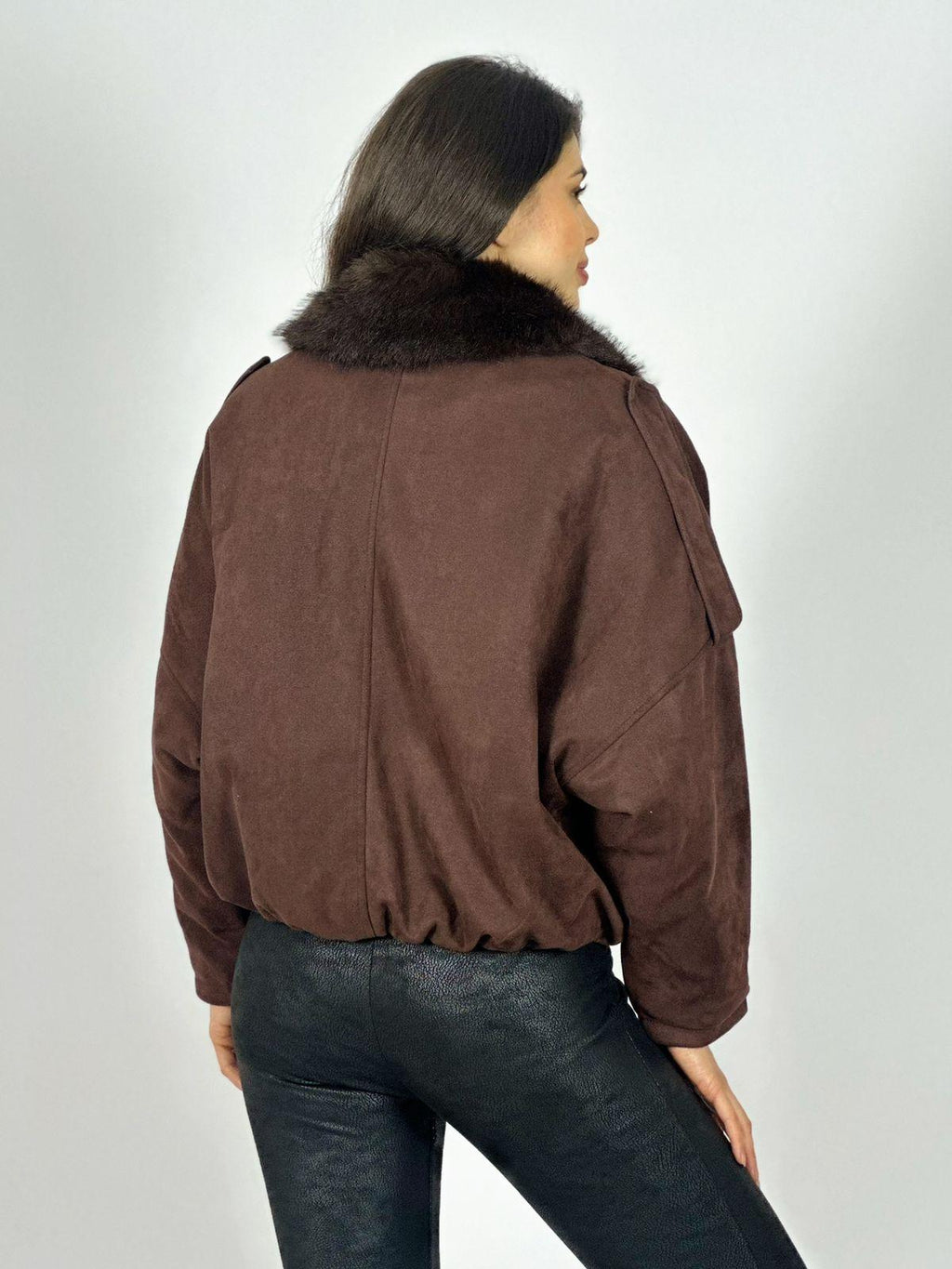 Chaqueta Corta Gamuza Tachas y Cuello Peludo