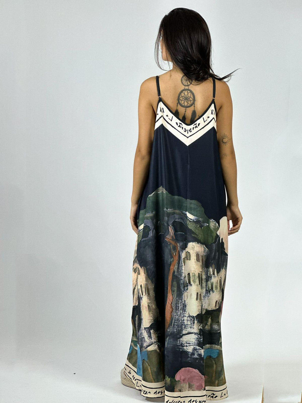 Vestido Flor Abstracta Bordes con Letras