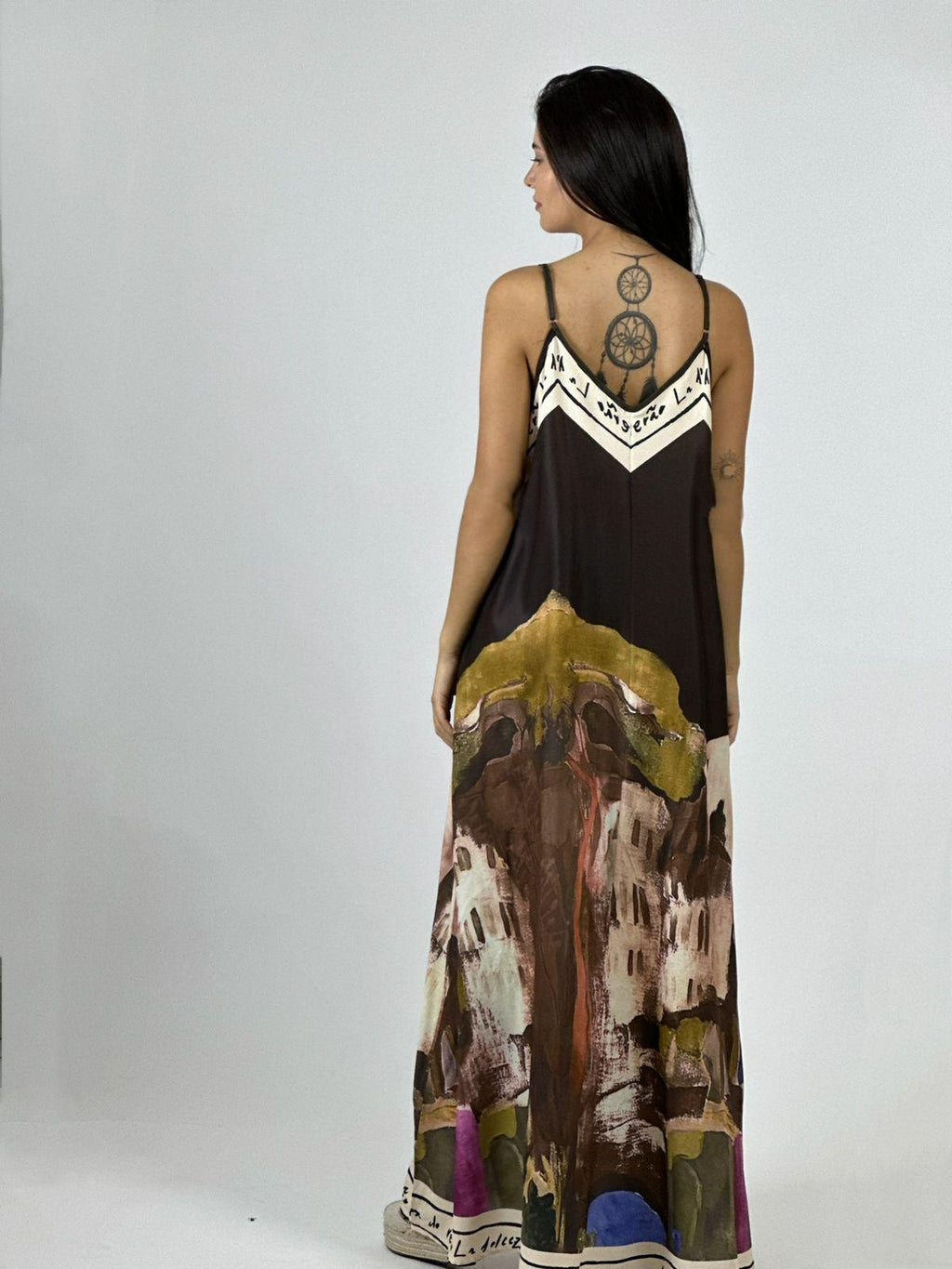 Vestido Flor Abstracta Bordes con Letras