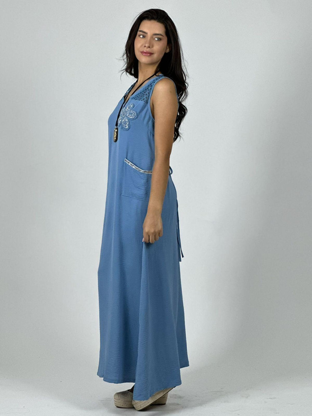 Vestido Crepé Hombros Tejidos y Flor