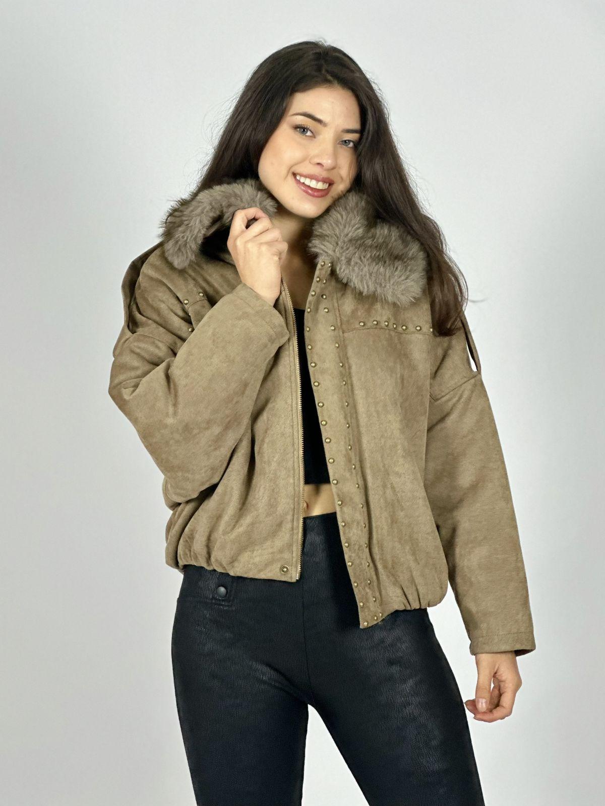 Chaqueta Corta Gamuza Tachas y Cuello Peludo