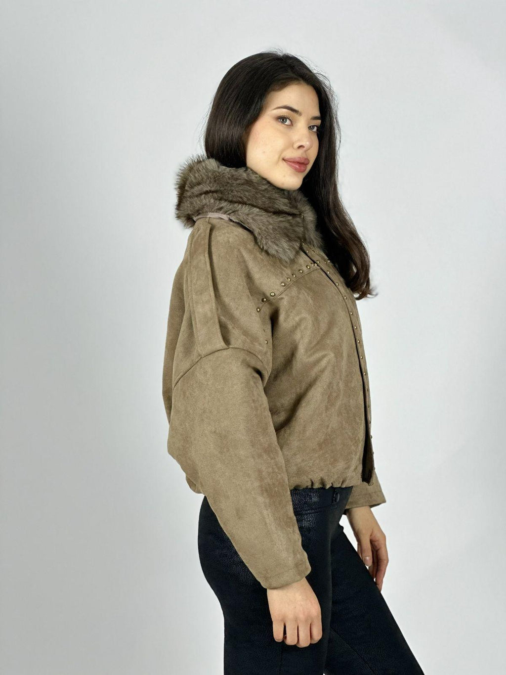 Chaqueta Corta Gamuza Tachas y Cuello Peludo