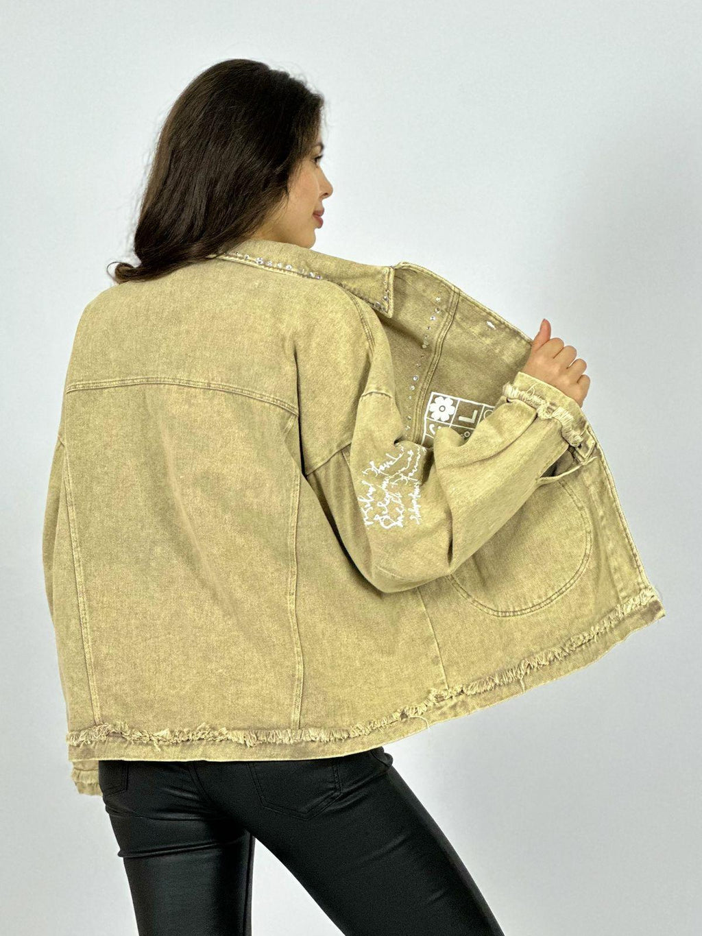 Chaqueta Mezclilla Tachas y Letras