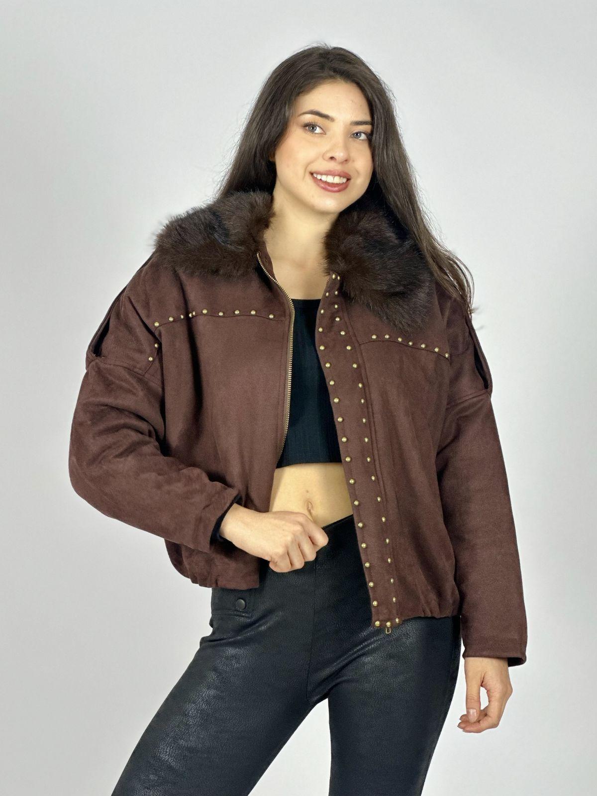 Chaqueta Corta Gamuza Tachas y Cuello Peludo