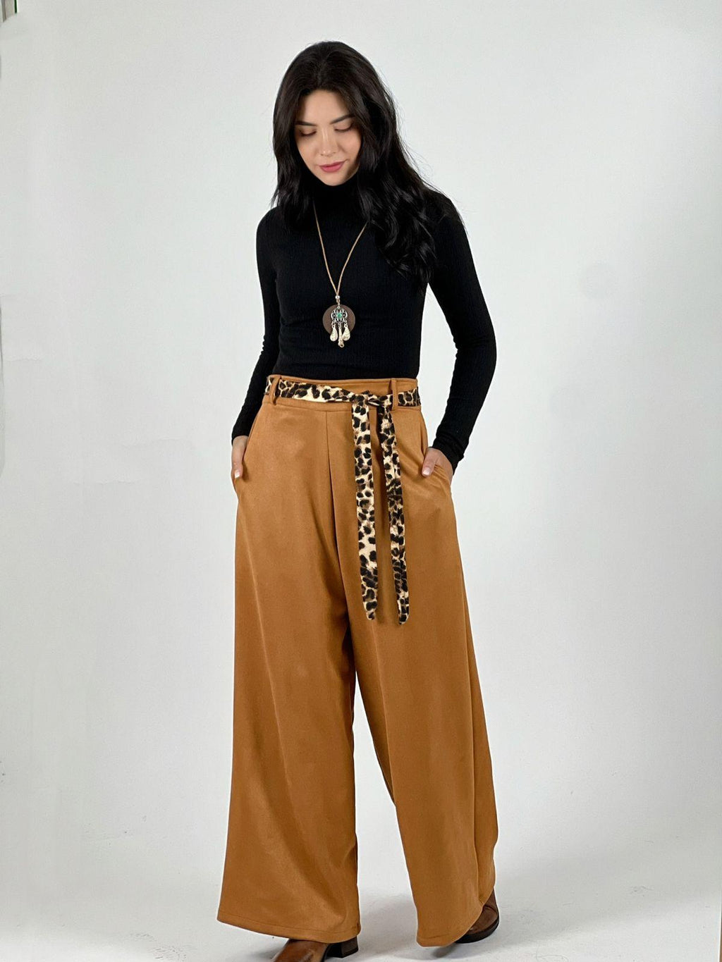 Pantalón Gamuza con Cinturon Print