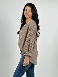 Polera Mangas Tejidas y Flor con Brillos