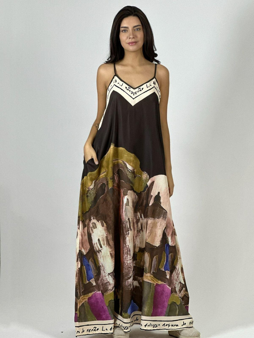 Vestido Flor Abstracta Bordes con Letras