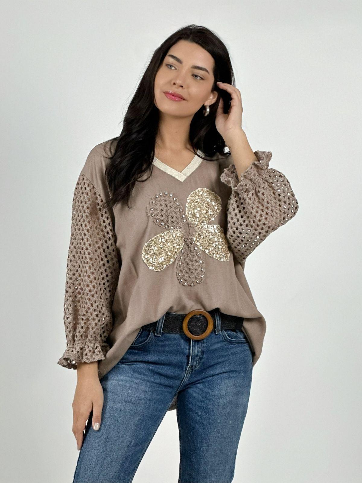 Polera Mangas Tejidas y Flor con Brillos